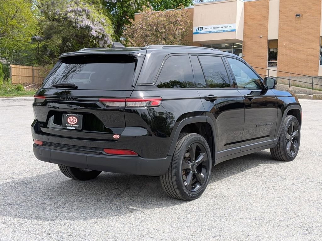 Used 2023 Black Jeep Altitude X image 3