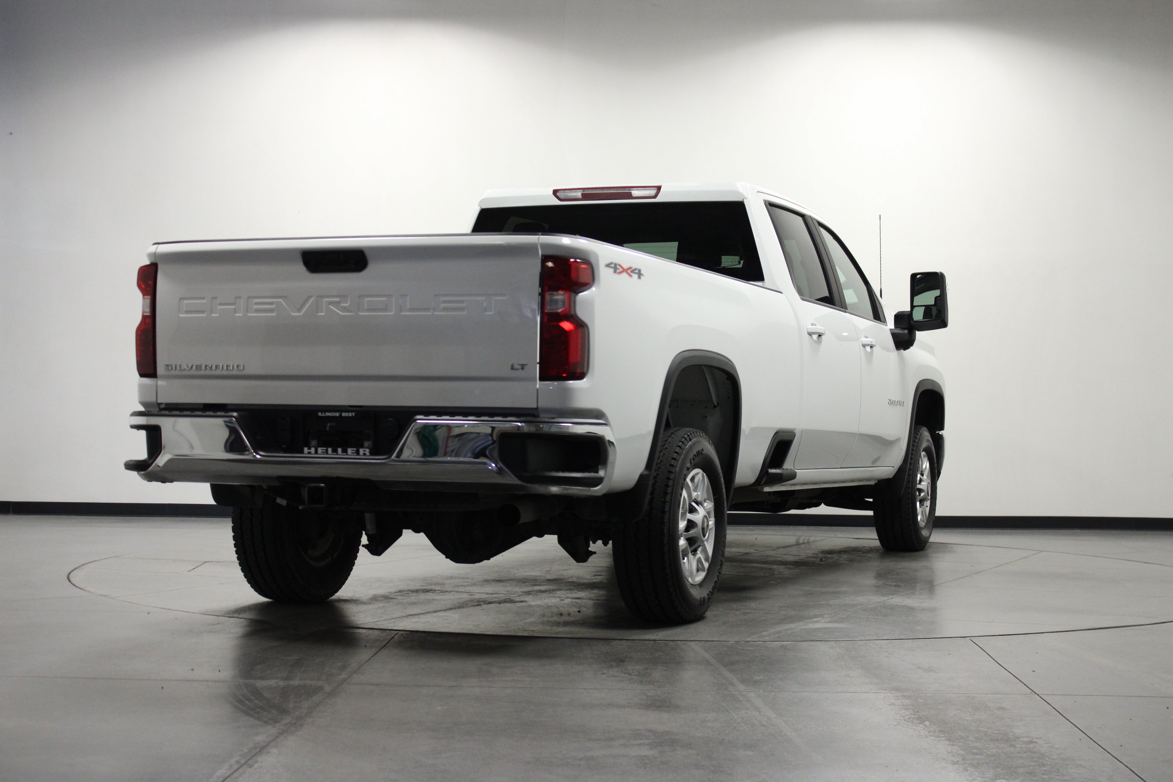 Used 2025 White Chevrolet LT image 4