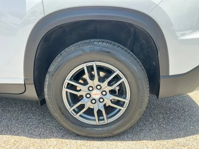 Used 2025 Summit White GMC Elevation image 10