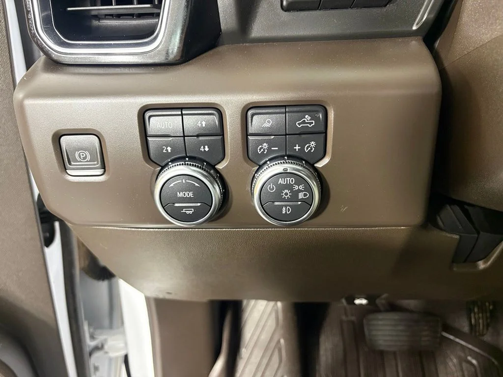 Used 2024 White GMC Denali image 32