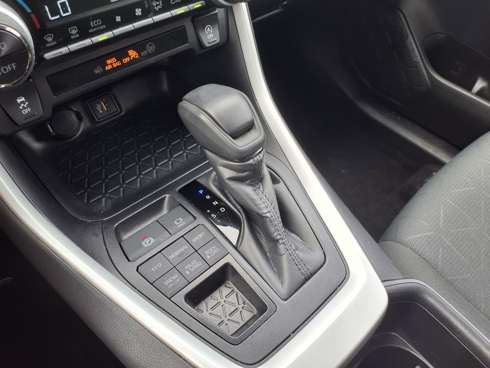 2025 Toyota RAV4 XLE - Photo 22