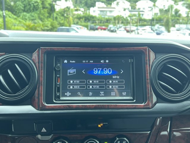 Used 2018  Toyota  image 17