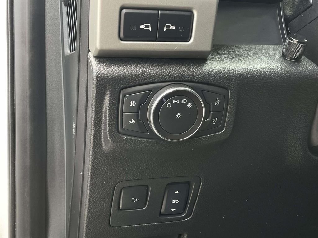 Used 2017 White Platinum Metallic Tri-Coat Ford Lariat image 9