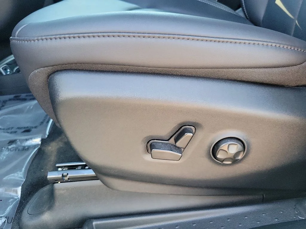 2025 Chrysler Voyager LX - Photo 13