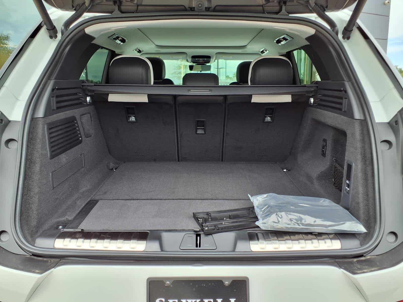 New 2026 Fuji White Land Rover Dynamic SE image 22