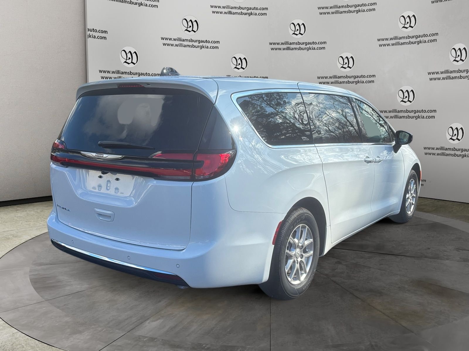 New 2026 Bright White Clear-Coat Exterior Paint Chrysler Select image 5
