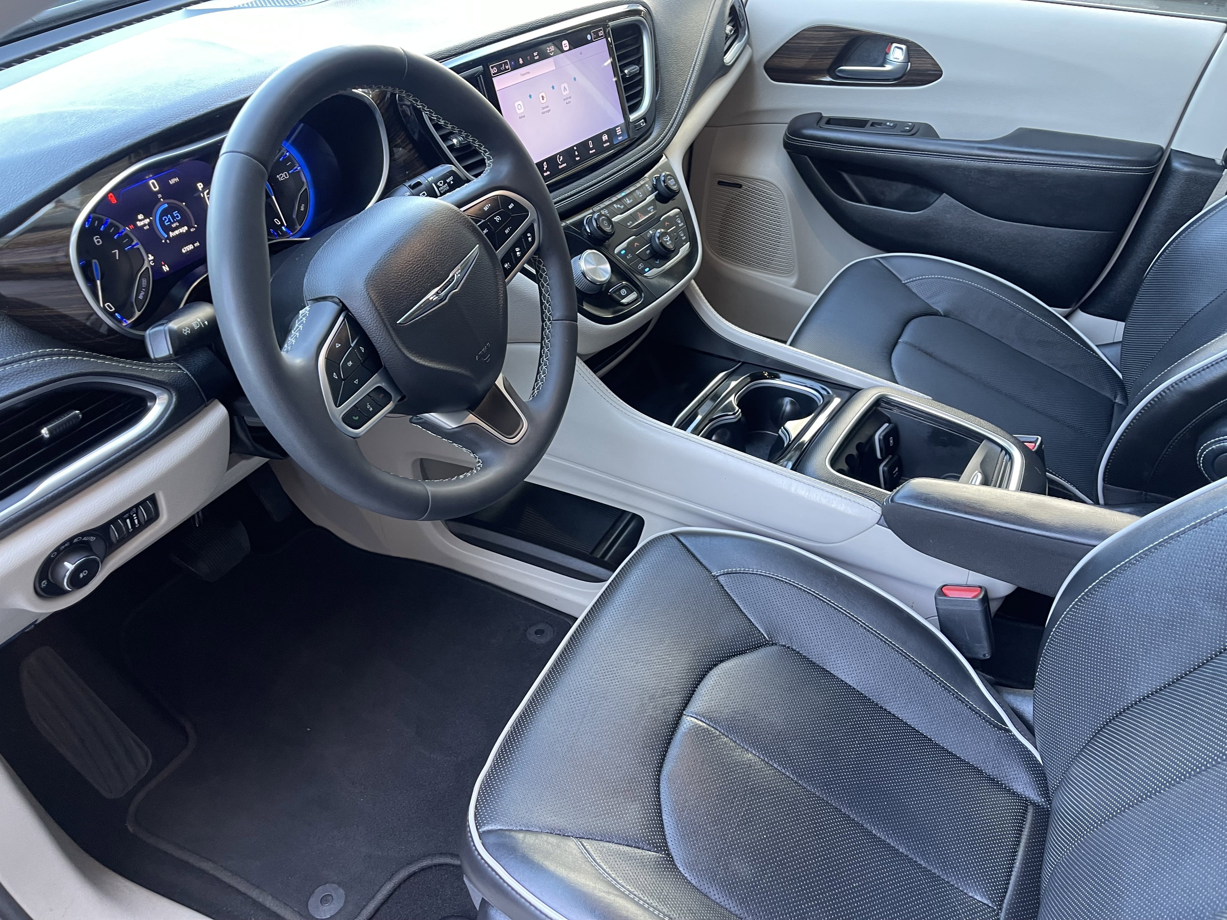 Used 2022 White Chrysler Limited image 11