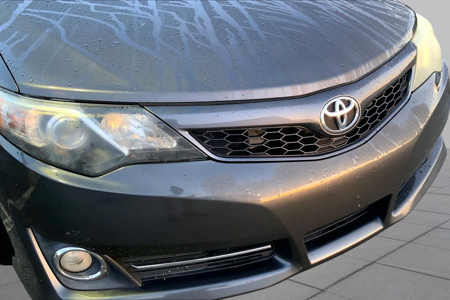 Used 2014 Magnetic Gray Metallic Toyota SE image 28