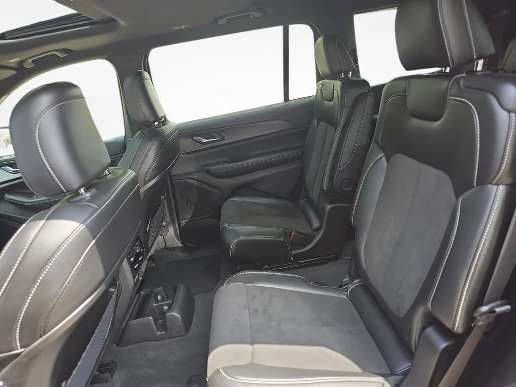 Used 2023 Red Jeep Altitude image 15