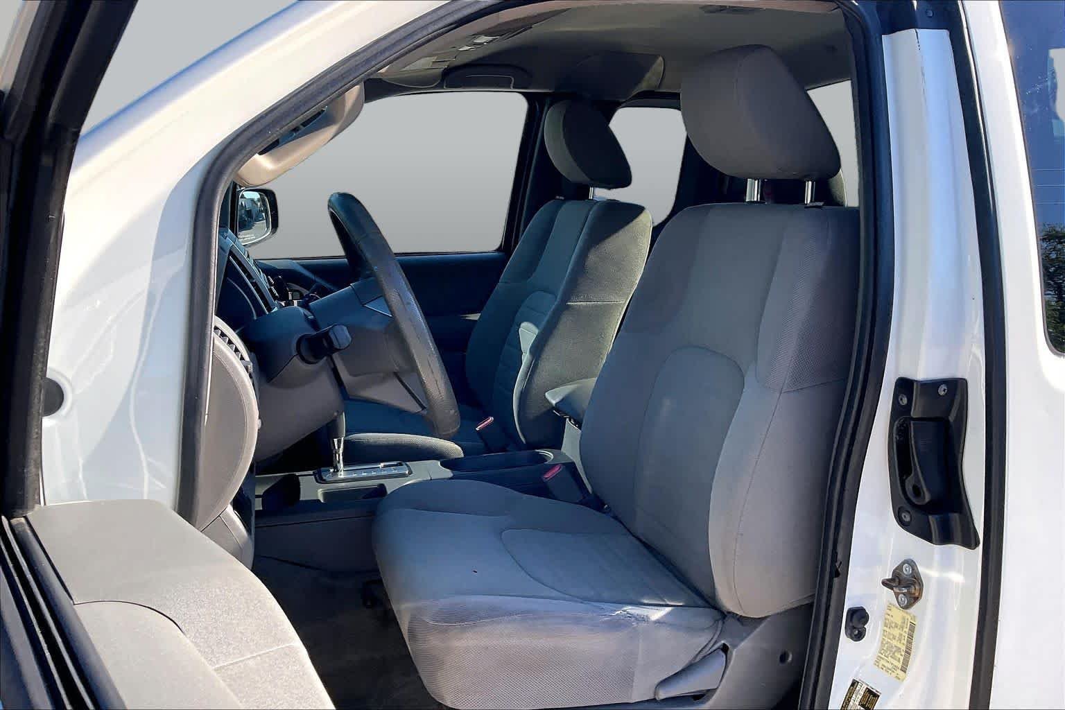 Used 2016 Glacier White Nissan S image 7
