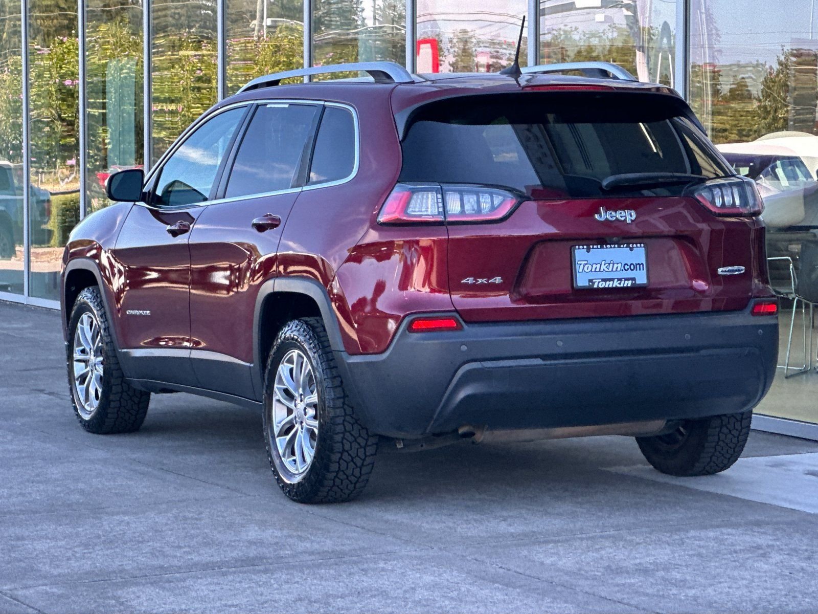 Used 2019 Velvet Red Pearlcoat Jeep Latitude Plus image 4