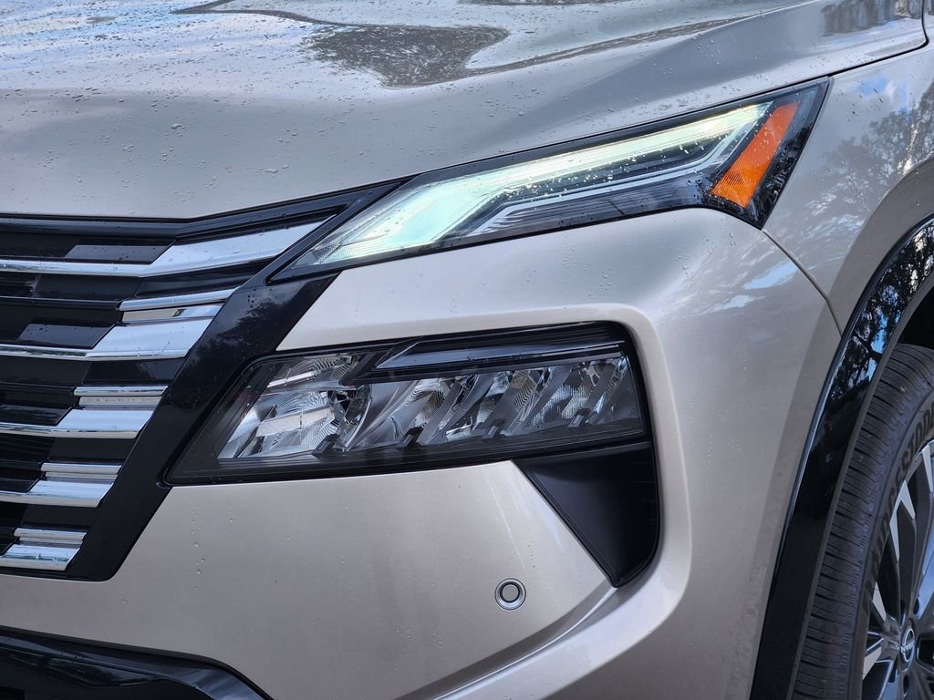 New 2026 Champagne Silver Metallic / Super Black Two-tone Nissan Platinum image 8