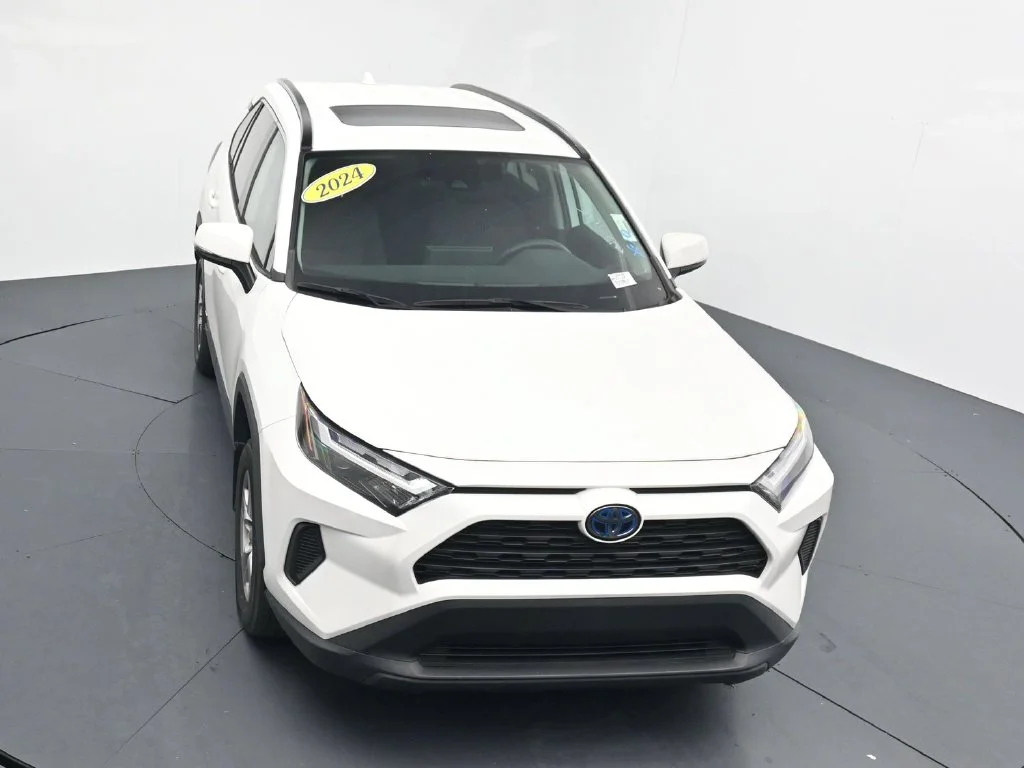 Used 2024 White Toyota XLE image 9