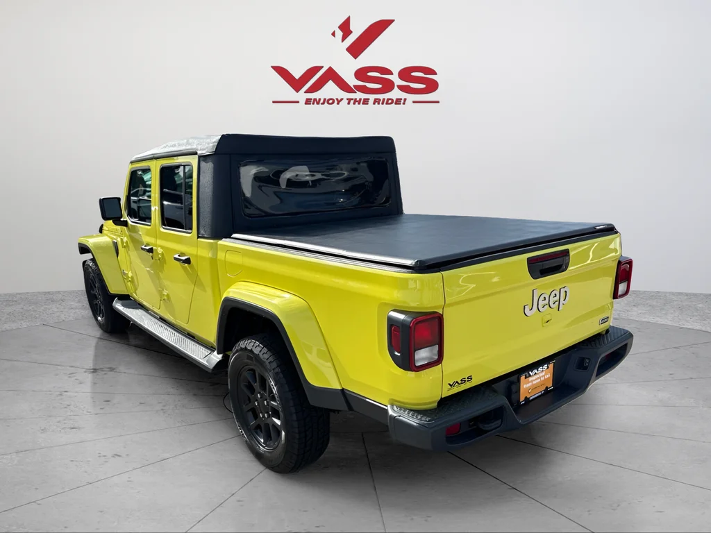 Used 2023 High Velocity Clearcoat Jeep Overland image 3