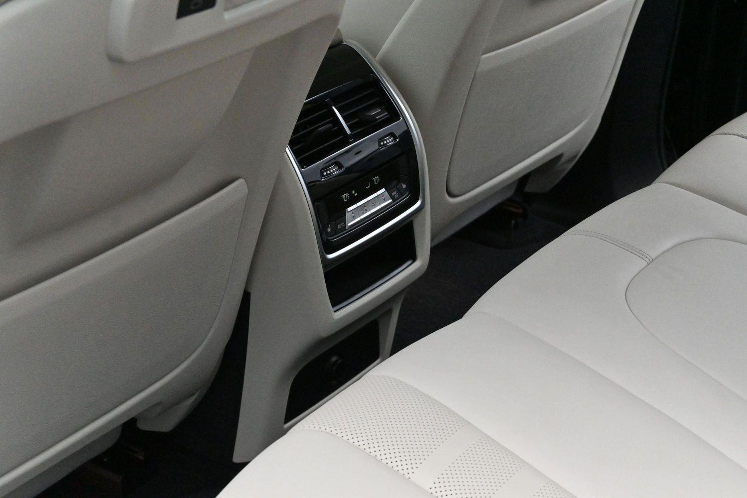 Used 2019 Arctic Gray Metallic BMW xDrive40i image 37