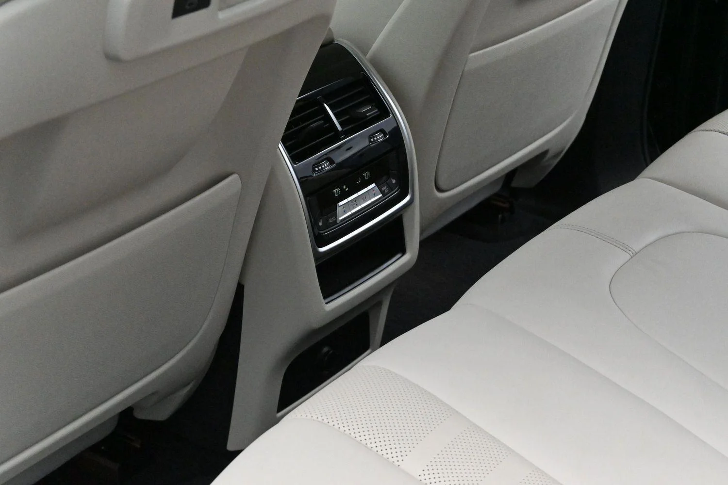 Used 2019 Arctic Gray Metallic BMW xDrive40i image 37
