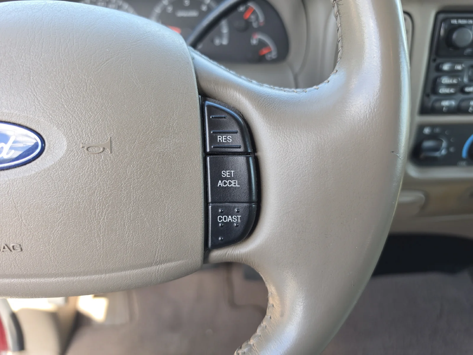 Used 2003 Red Ford  image 32