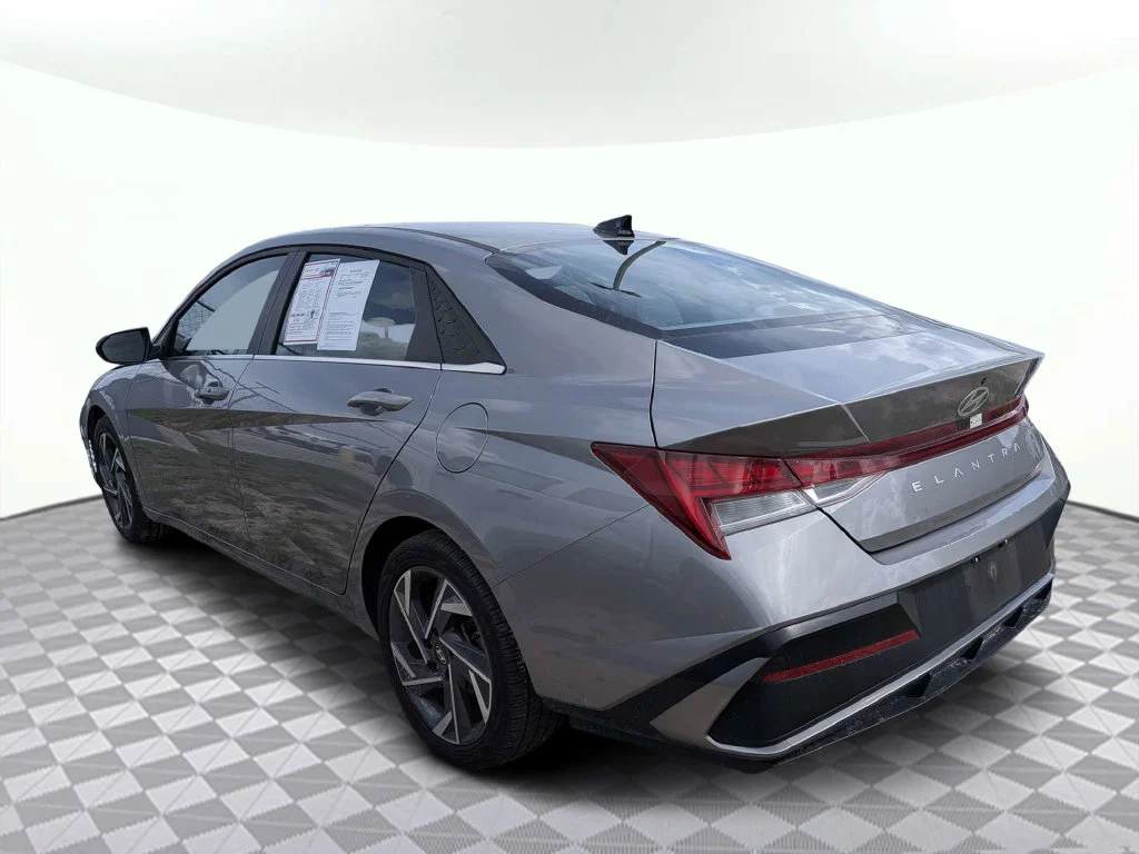 Used 2025  Hyundai SEL Convenience image 5