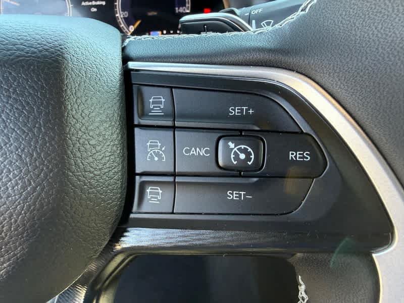 Used 2023 Diamond Black Crystal Pearlcoat Jeep Altitude image 17
