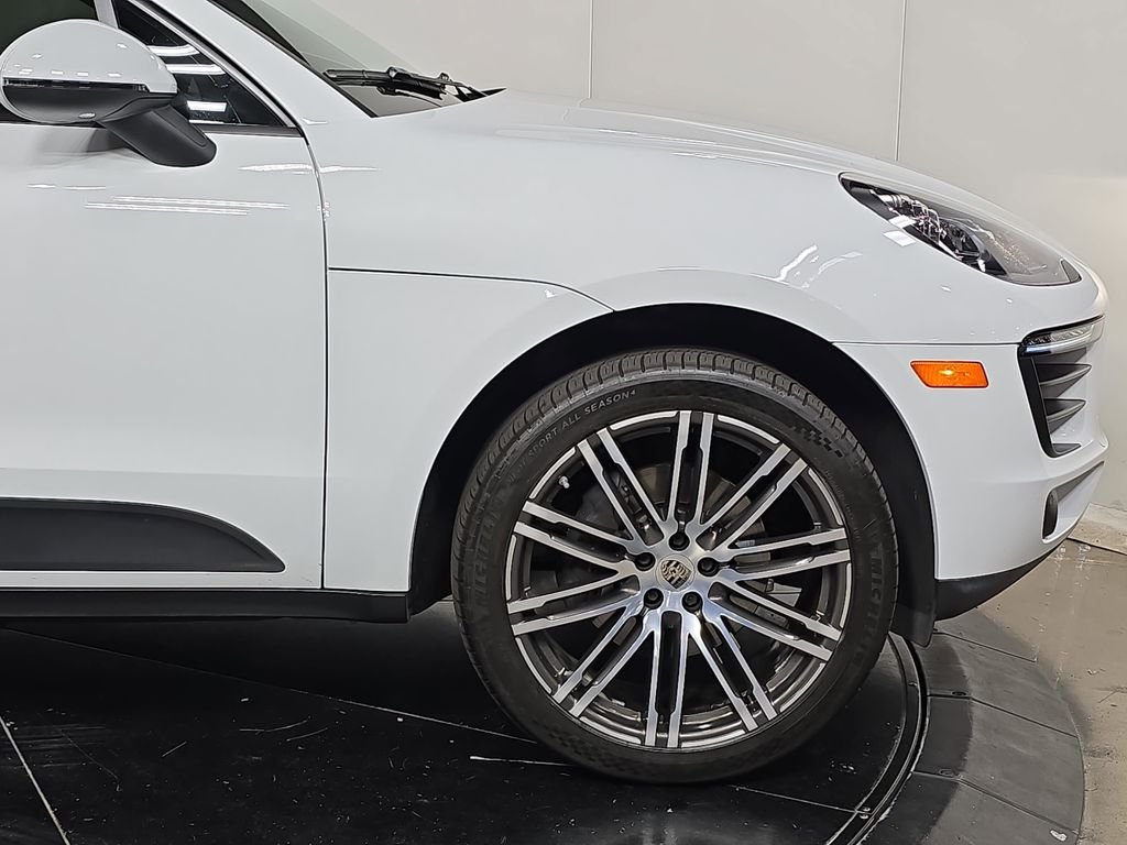 Used 2018  Porsche  image 11