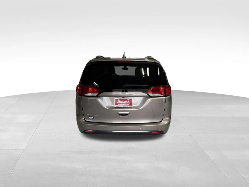 Used 2017 Gray Chrysler Touring L image 4