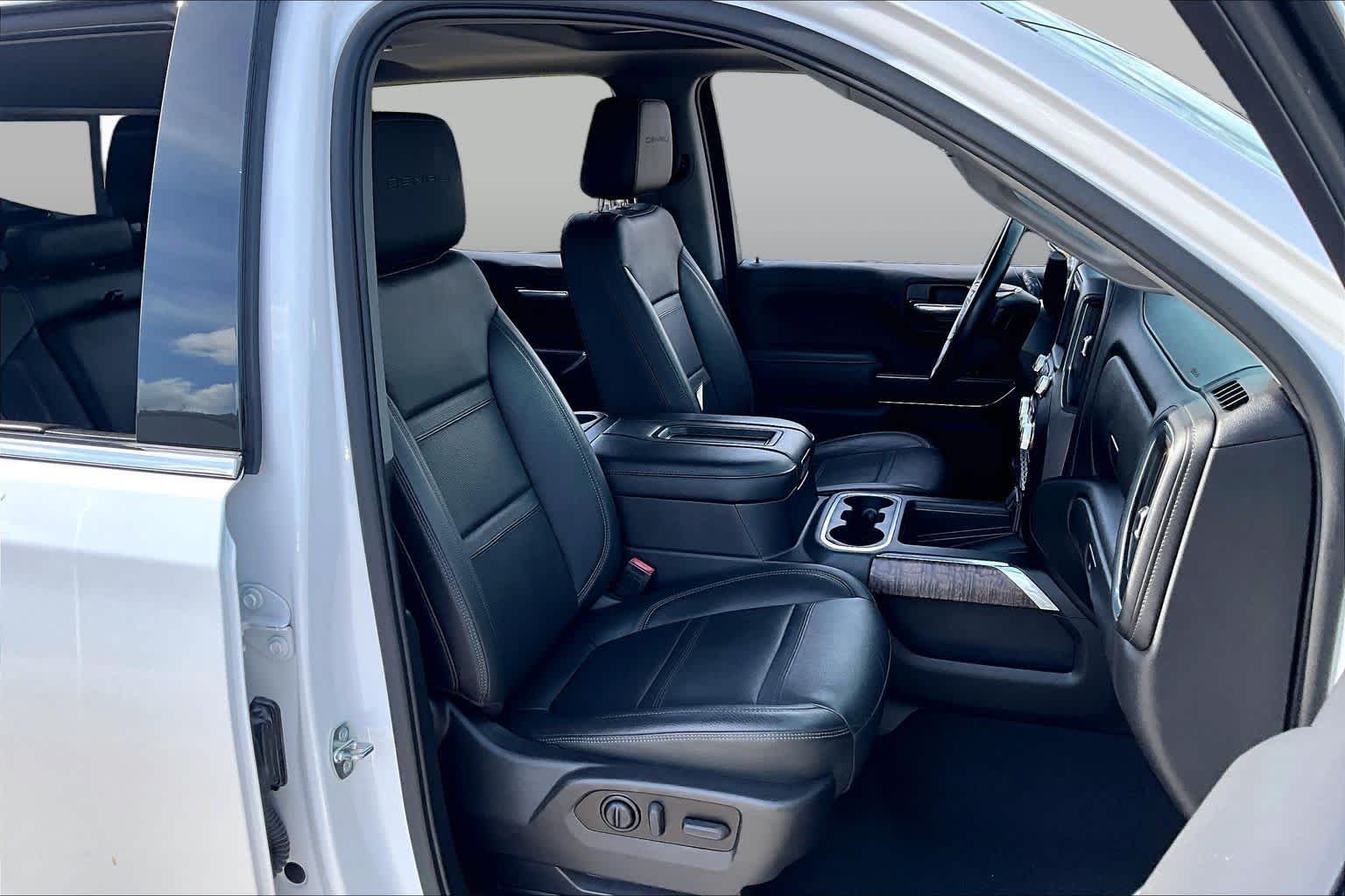 Used 2022 White Frost Tricoat GMC Denali image 9
