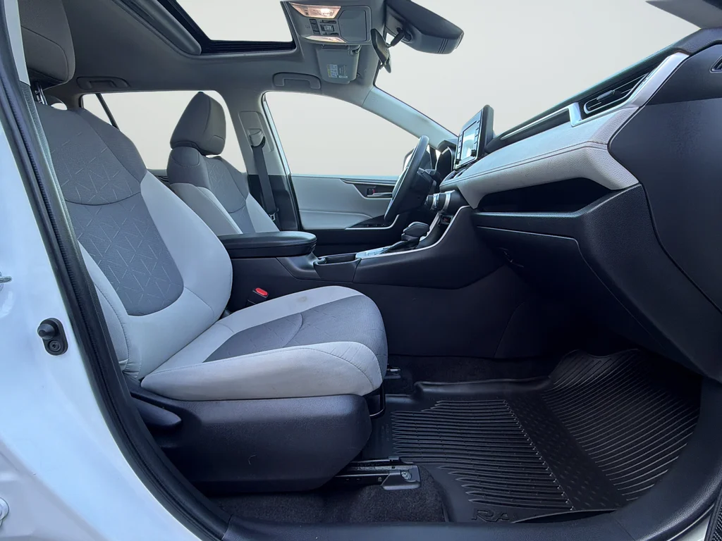 Used 2022 White Toyota XLE image 26