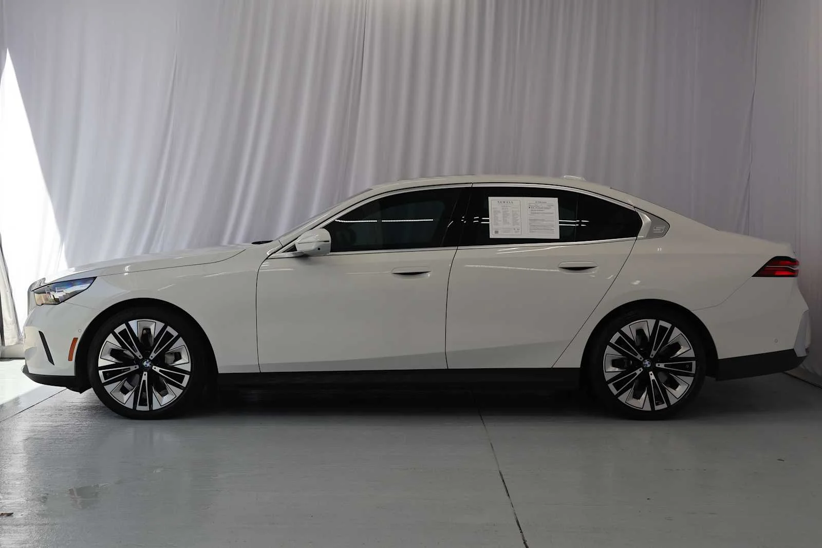 Used 2024 Alpine White BMW 540i xDrive image 7