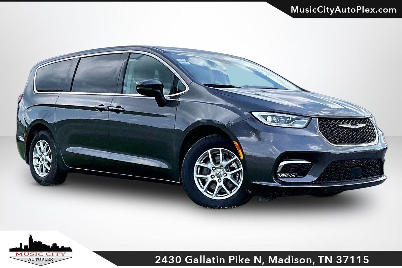 2023 Chrysler Pacifica Touring L's photo