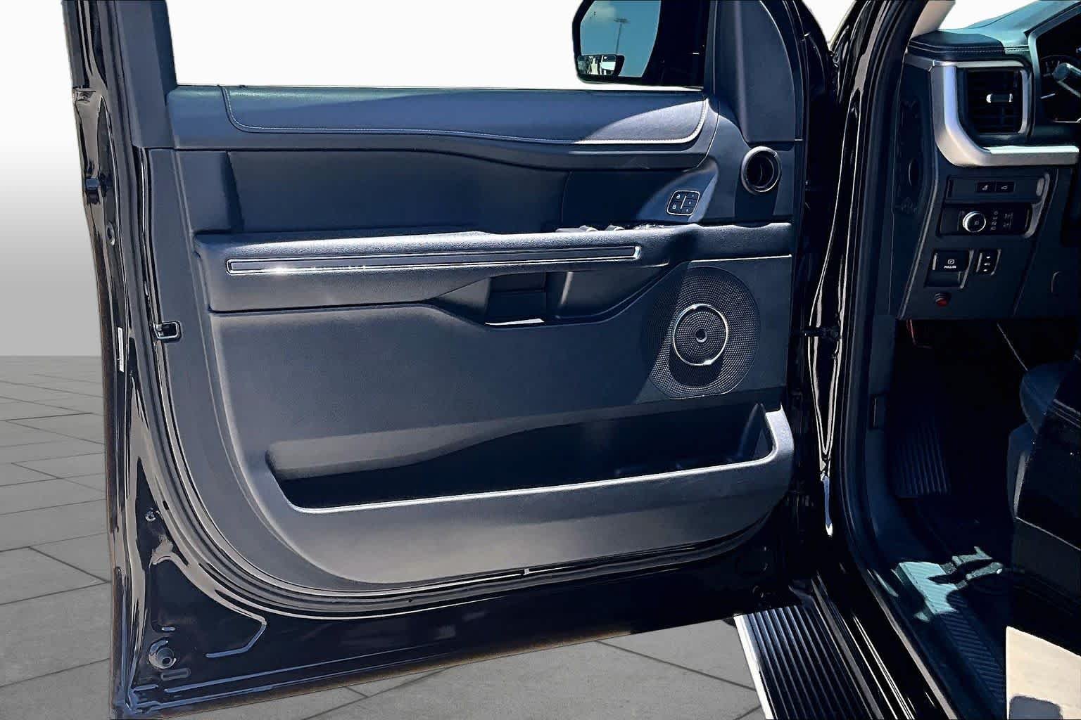 Used 2022 Agate Black Metallic Ford XLT image 21
