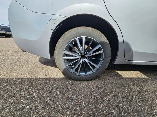 Used 2014 Classic Silver Metallic Toyota LE image 18