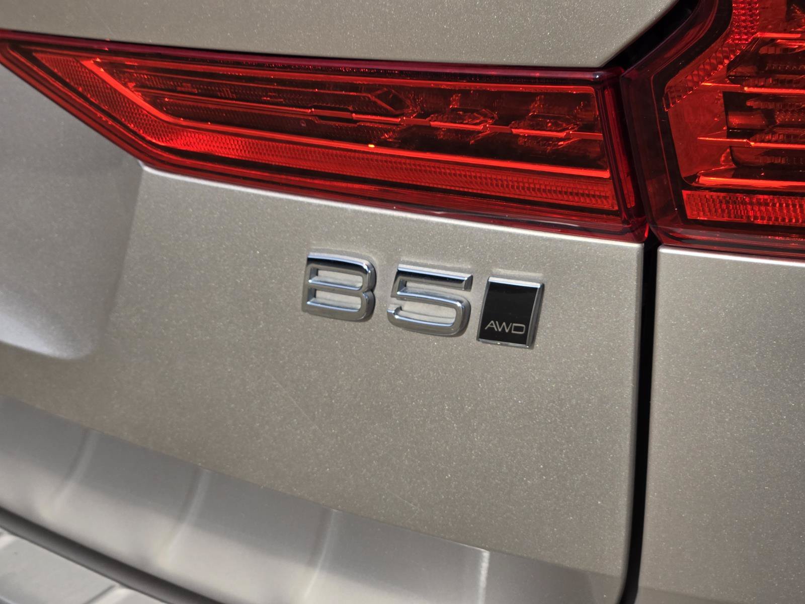 Used 2023 Silver Dawn Metallic Volvo Ultimate Bright Theme image 10