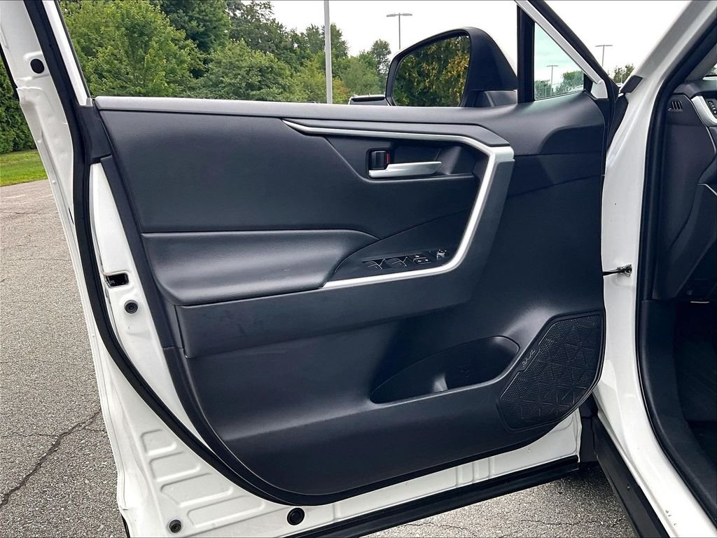 Used 2025 White Toyota XLE image 9
