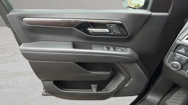 Used 2025 Black Chevrolet Z71 image 16
