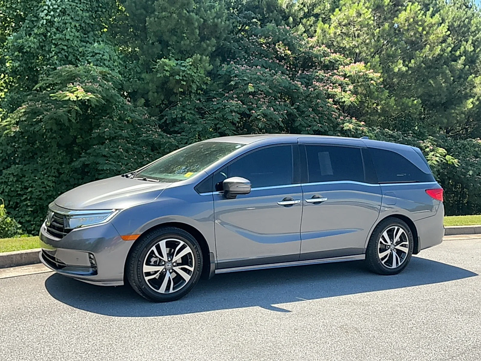 Used 2023 Modern Steel Metallic Honda Touring image 4