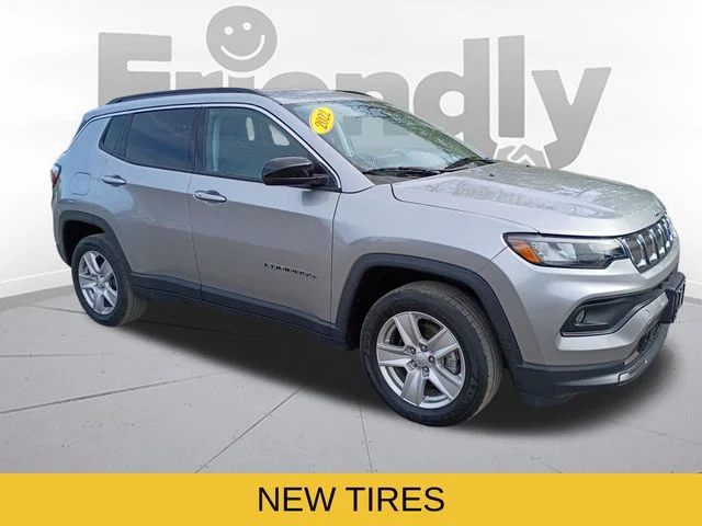 Used 2022 Silver Jeep Latitude image 4
