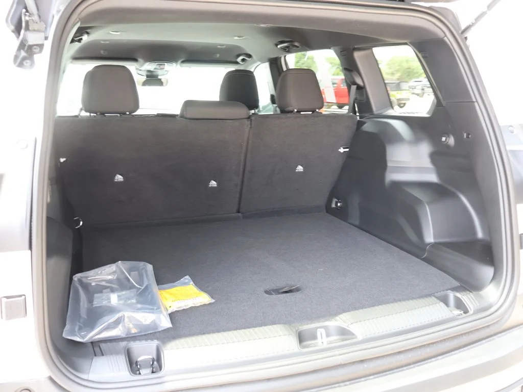 New 2026 Bright White Clear-Coat Exterior Paint Jeep Laredo image 15