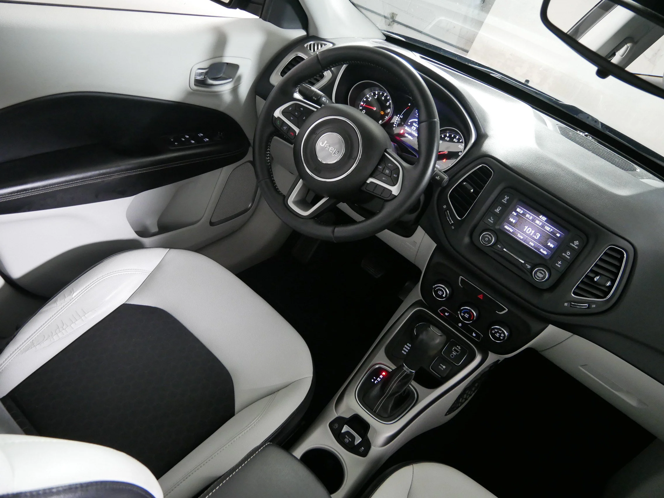Used 2017 Diamond Black Crystal Pearlcoat Jeep Latitude image 9