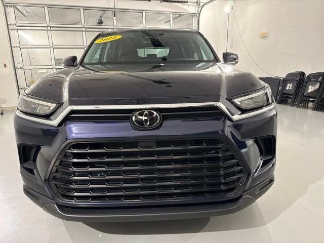 Used 2024  Toyota XLE image 2