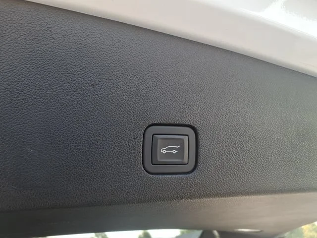 Used 2025 Crystal White Tricoat Cadillac Premium Luxury image 5