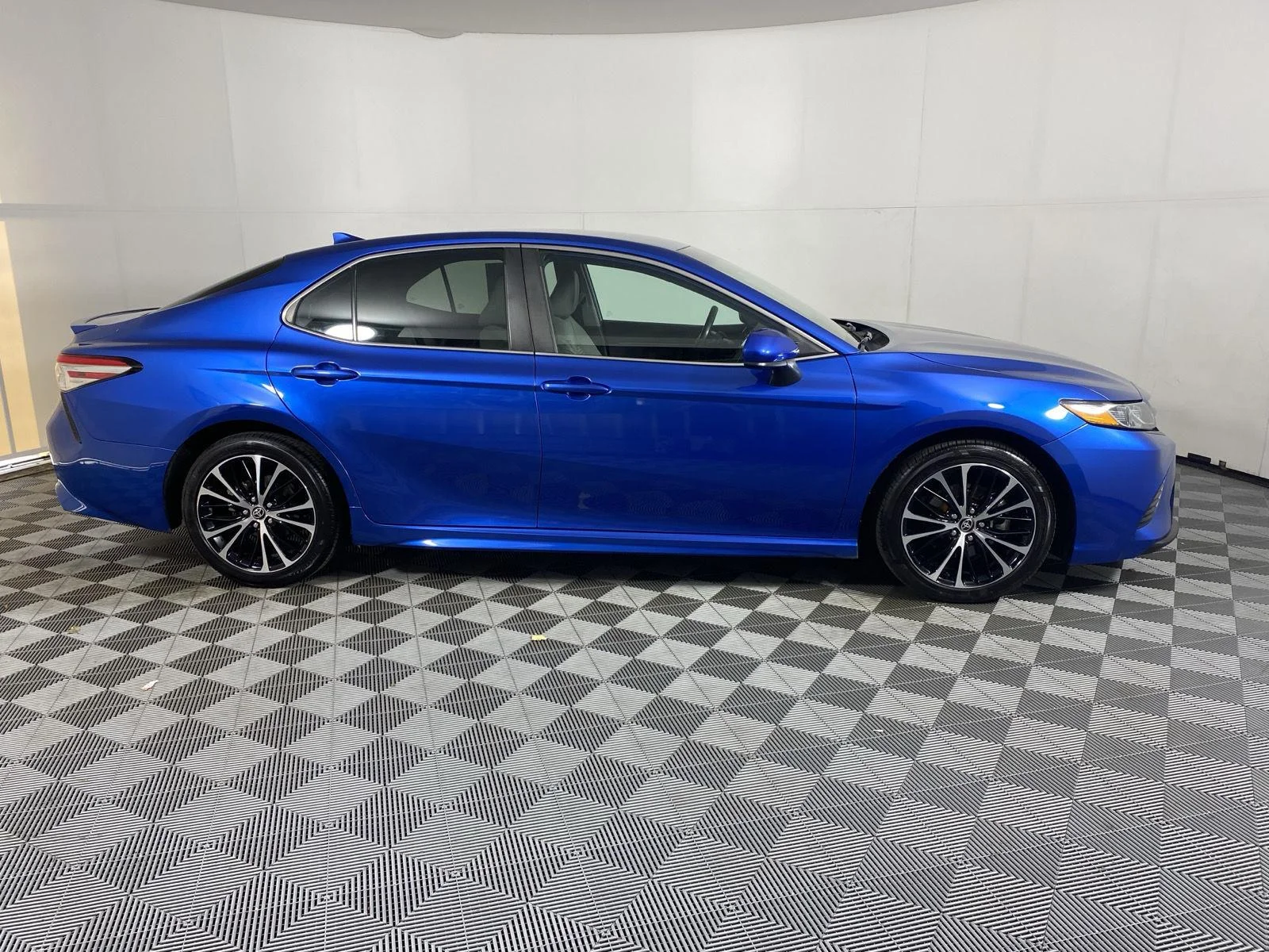 Used 2020 Blue Streak Metallic Toyota SE image 9