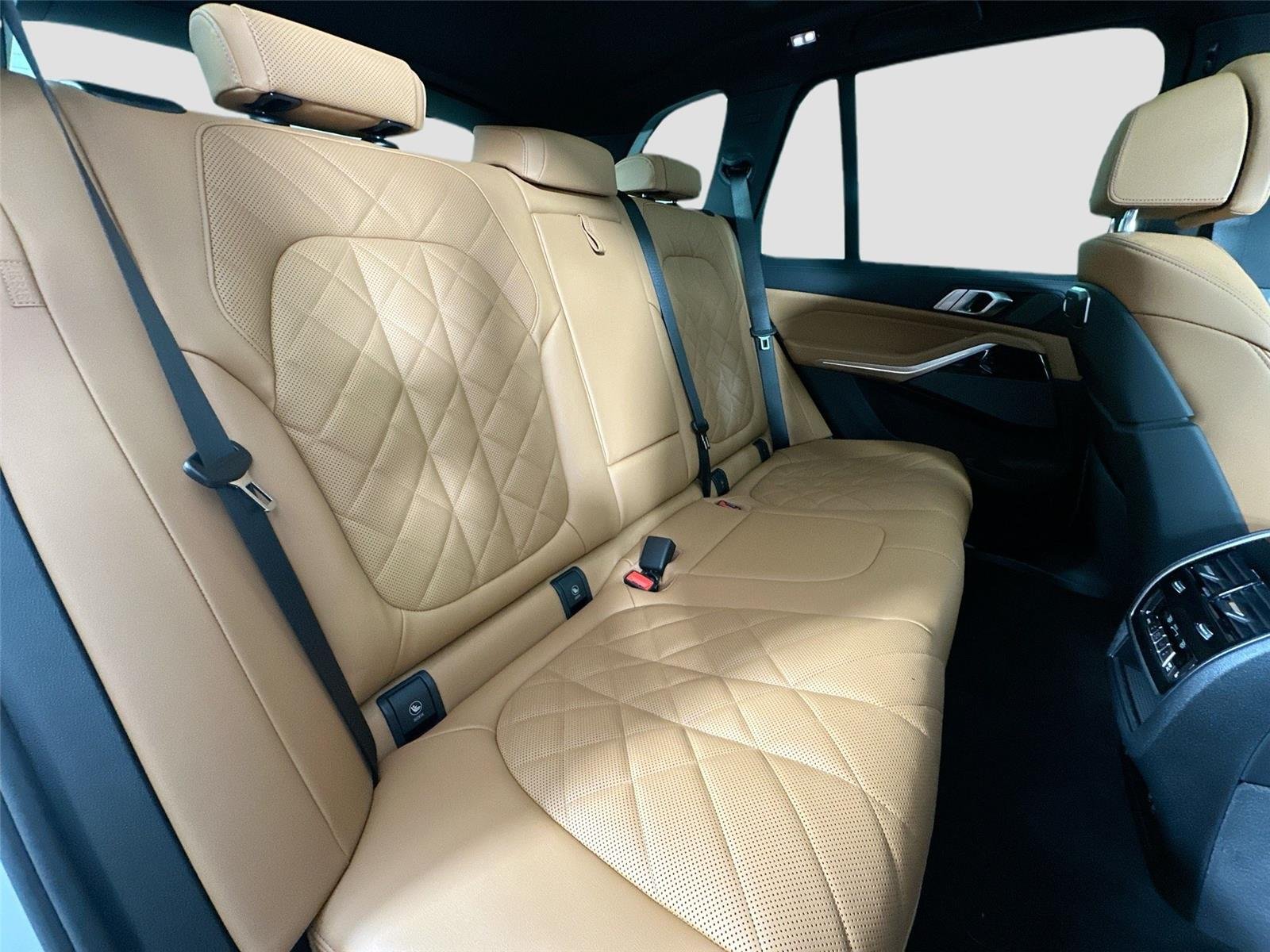 New 2026 Mineral White Metallic BMW xDrive50e image 29