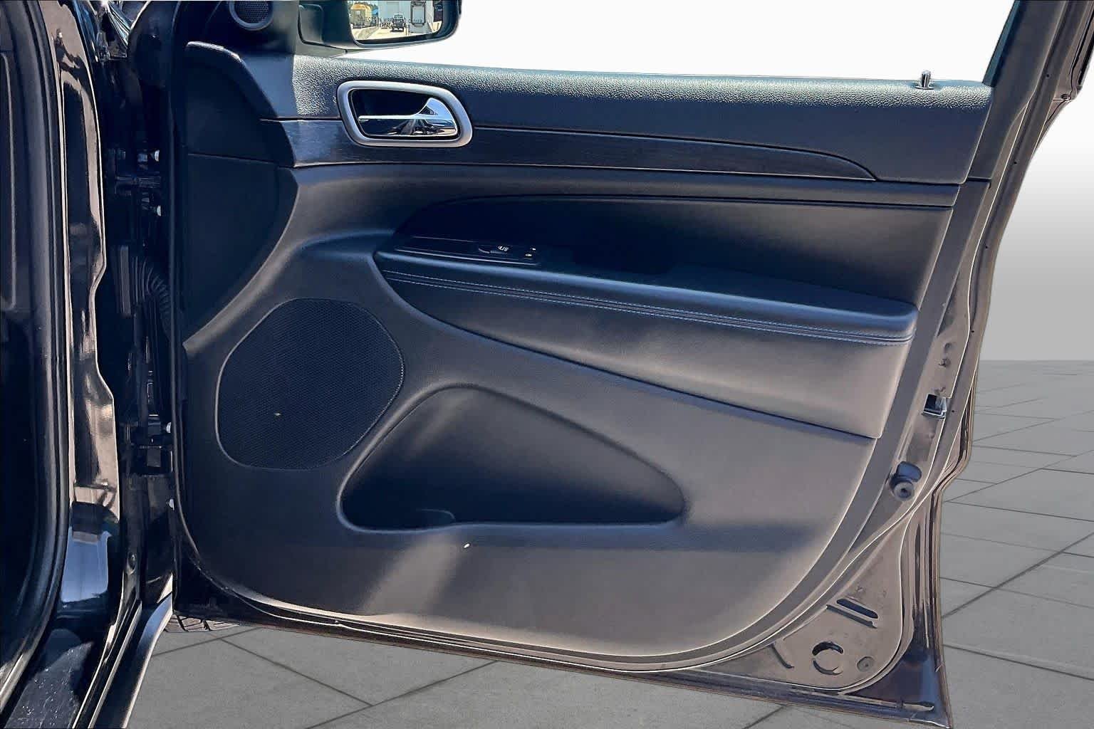 Used 2018 Diamond Black Crystal Pearlcoat Jeep Upland image 22