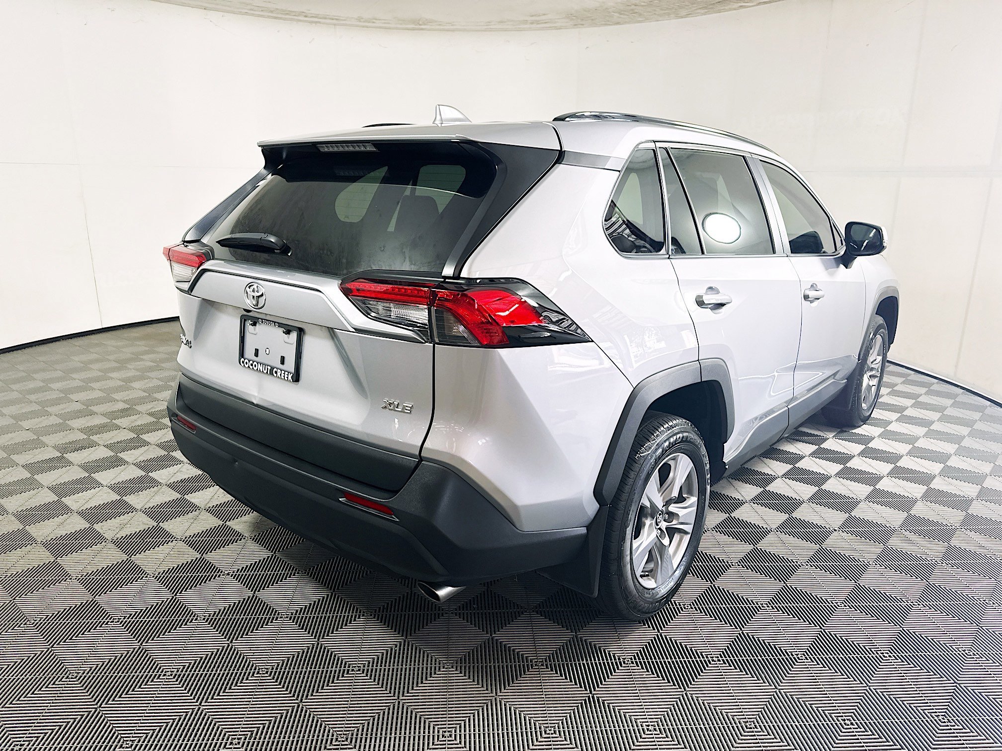 2025 Toyota RAV4 thumbnail 5