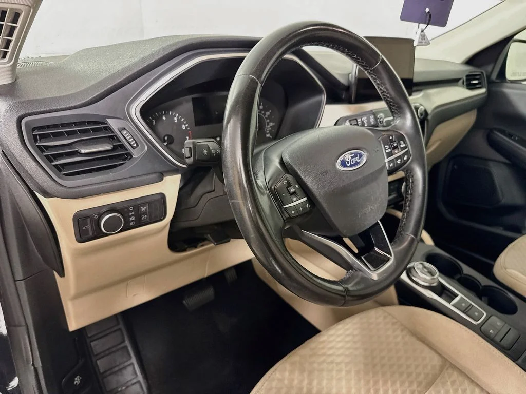 Used 2022 Black Ford SE image 10