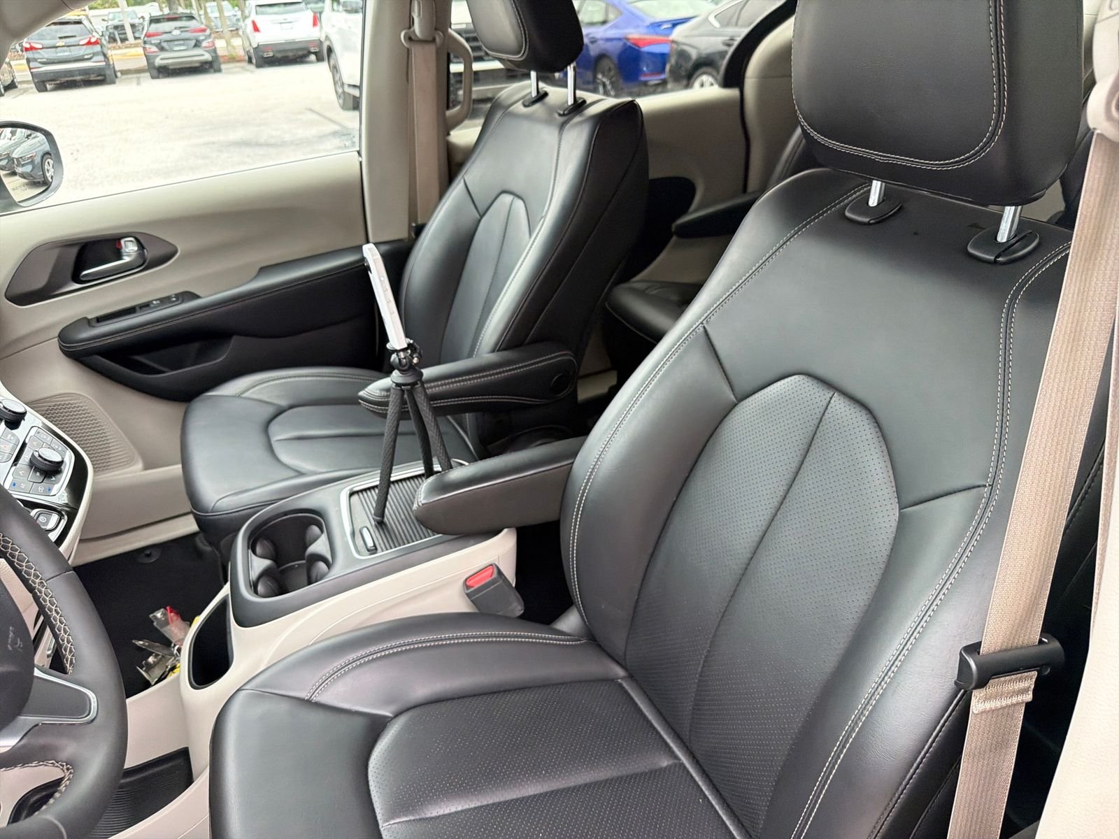 Used 2023 Crystal Metallic Chrysler Touring L image 31