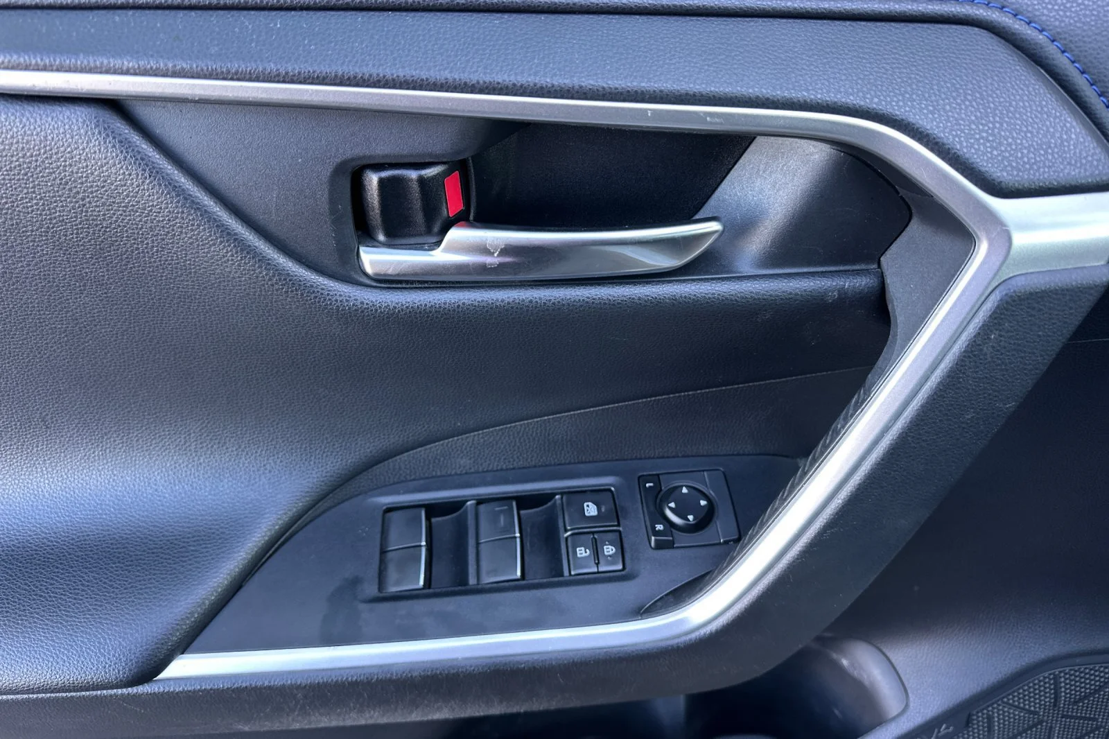 Used 2020  Toyota Hybrid XSE image 11