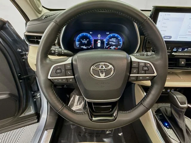 Used 2023  Toyota Limited image 11