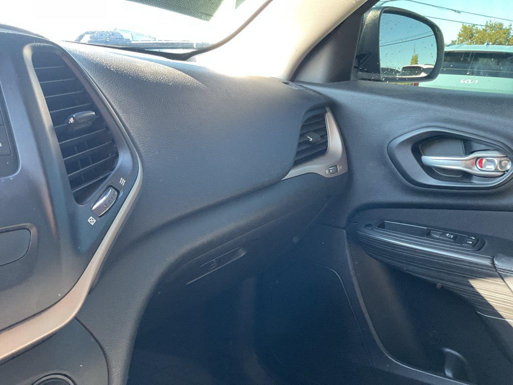 Used 2015 Brilliant Black Crystal Pearlcoat Jeep Latitude image 20