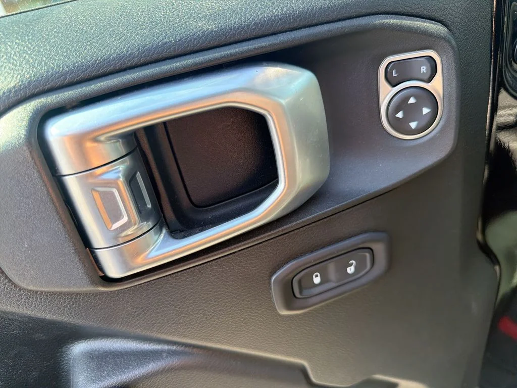 Used 2020 Black Jeep Sport S image 15